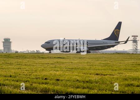 Aeroporto Southend di Londra, Essex, Regno Unito. 28 maggio 2021. I voli passeggeri sono stati riavviati dall'aeroporto Southend di Londra dopo una pausa di quasi cinque mesi con la partenza alle 06:35 per Alicante, Spagna, che è sulla lista d'ambra del Regno Unito. A seguito della chiusura della base di easyJet a Southend nell'estate 2020 e della cancellazione dei voli Ryanair dopo l'ultimo servizio effettuato l'8 gennaio di quest'anno, l'aeroporto di Essex è stato privo di voli passeggeri. Seguiranno presto altri voli per destinazioni spagnole e portoghesi Foto Stock