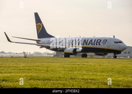 Aeroporto Southend di Londra, Essex, Regno Unito. 28 maggio 2021. I voli passeggeri sono stati riavviati dall'aeroporto Southend di Londra dopo una pausa di quasi cinque mesi con la partenza alle 06:35 per Alicante, Spagna, che è sulla lista d'ambra del Regno Unito. A seguito della chiusura della base di easyJet a Southend nell'estate 2020 e della cancellazione dei voli Ryanair dopo l'ultimo servizio effettuato l'8 gennaio di quest'anno, l'aeroporto di Essex è stato privo di voli passeggeri. Seguiranno presto altri voli per destinazioni spagnole e portoghesi Foto Stock