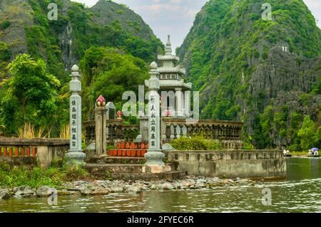 Santuario sul fiume Boi, Tam Coc, Vietnam Foto Stock