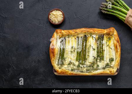 Quiche fatte in casa a base di shortcrosta fatte con asparagi verdi e bianchi, panna e parmigiano. Foto Stock