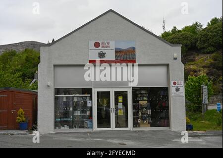 L'esterno e l'ingresso dell'Harris Tweed Store a Tarbert, Isola di Harris. Mostra la facciata del negozio con insegne ed esposizione di oggetti in tweed in vetrina. Foto Stock