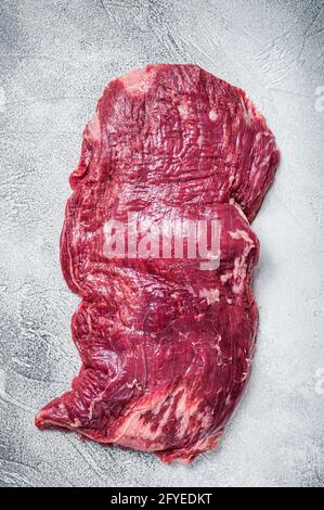 La bistecca di manzo grezza biologica del fianco o del lembo. Sfondo bianco. Via superiore Foto Stock