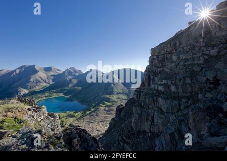 FRANCIA. ALPES-DE-HAUTE-PROVENCE (04) LAGO DI ALLOS VISTO DAL SENTIERO ENCOMBRETTE 2536 M TOURS DU LAC LAGO DI ALLOS. IL PELAT ALL'ALBA Foto Stock