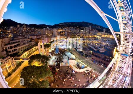 MONACO PRINCIPALTY. LA RUOTA PANORAMICA DURANTE IL PERIODO NATALIZIO CONSENTE UNA VISTA SPETTACOLARE SULLA ROCCIA Foto Stock