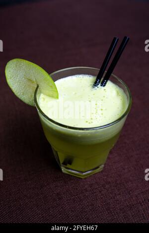 rinfrescante cocktail estivo con mela verde in un bicchiere. Foto Stock