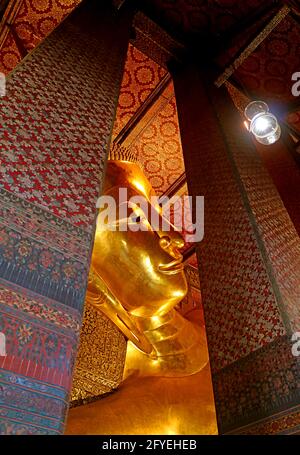 Incredibile immagine del Buddha sdraiato del complesso del Tempio di Wat Pho situato nel quartiere di Phra Nakhon, Bangkok, Thailandia Foto Stock