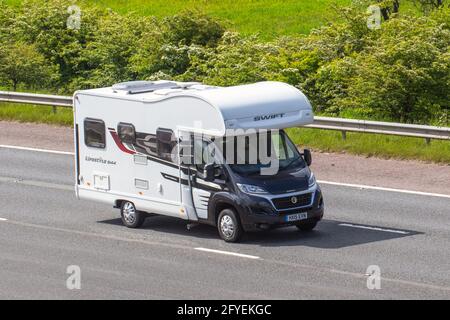 2015 Fiat Ducato 33 Multijet MWB Motorhomes, camper sulle strade della Gran Bretagna, RV veicolo per il tempo libero, vacanze in famiglia, vacanze caravanette, vacanze caravan Touring, Van conversioni, Vanagon autohome, vita su strada, auto-Sleeper Foto Stock