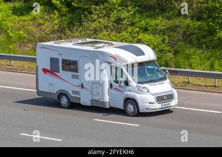 Fiat Ducato Caravans Motorhome, camper sulle strade della Gran Bretagna, RV veicolo di svago, vacanze in famiglia, vacanze in caravanette, vacanze in caravan turistico, Van conversioni, Vanagon autohome, vita su strada, auto-Sleeper Foto Stock