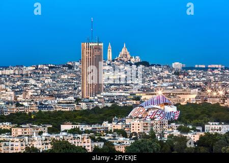 VISTA SUI TETTI DI PARIGI, FONDAZIONE LOUIS VUITTON, HOTEL HYATT, BASILICA DEL SACRO CUORE AL TRAMONTO, FRANCIA Foto Stock