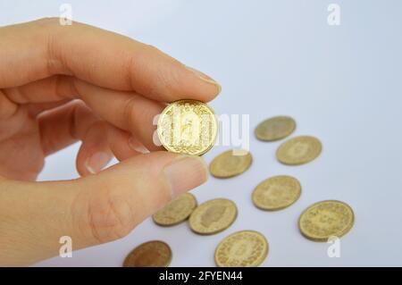 Mano tagliata che tiene 5 cent Swiss Coin su sfondo bianco Foto Stock