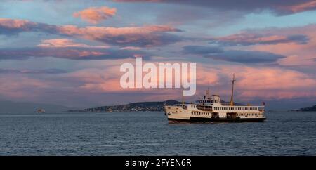 istanbul, Turchia - 27.05.2021. Il traghetto passeggeri Heybeliada Bostancı procede sotto una magnifica vista del cielo e in mezzo al mare. Marmara Foto Stock