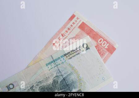 Cento dollari di Hong Kong sul lato di dieci note cinesi Yuan Foto Stock