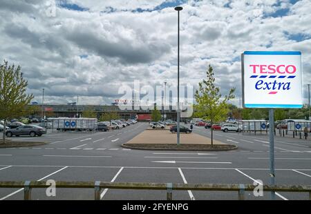 Parcheggio al supermercato Tesco Extra, Corby, Inghilterra. Foto Stock