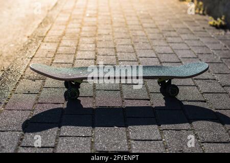 Primo piano skateboard sulla strada.Sport moderni Foto Stock