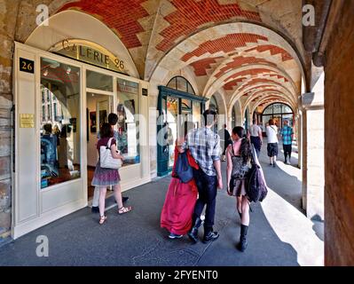 FRANCIA. PARIGI (75) QUARTIERE LE MARAIS, GLI ARCHI DI PLACE DES VOSGES Foto Stock