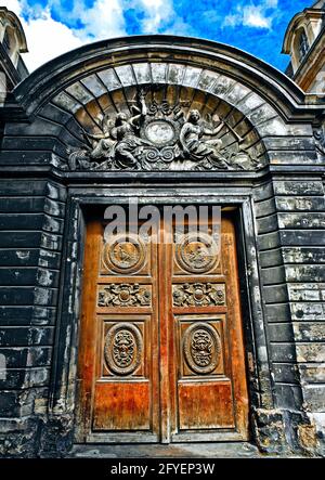 FRANCIA. PARIGI (75) QUARTIERE LE MARAIS, PORTA DI LEGNO DELL'HOTEL AMELOT DE BISSEUIL IN RUE VIEILLE DU TEMPLE Foto Stock