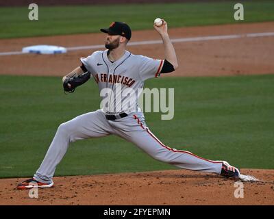 Los Angeles, Stati Uniti. 27 maggio 2021. Il lanciatore Alex Wood dei San Francisco Giants si snoda per consegnare contro i Los Angeles Dodgers durante il secondo assalto al Dodger Stadium di Los Angeles giovedì 27 maggio 2021. I Dodgers sconfissero i Giants 4-3. Foto di Jim Ruymen/UPI Credit: UPI/Alamy Live News Foto Stock