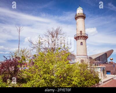 Faro nel centro di Warnemuende sul Mar Baltico Foto Stock