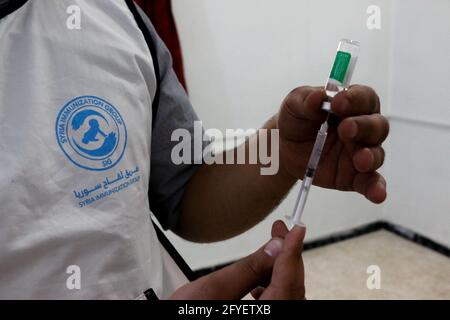 23 maggio 2021: Idlib, Siria. 23 maggio 2021. Il Team di vaccinazione della Siria somministrerà vaccini Covid-19 agli operatori sanitari e umanitari nell'Idlib, nella Siria nord-occidentale. La campagna di vaccinazione è iniziata nella Siria nordoccidentale nei due centri di Idlib e Azaz all’inizio di maggio. Ha seguito la consegna a nord-ovest del primo lotto di 53,800 dosi dei vaccini AstraZeneca dal Serum Institute of India attraverso il programma COVAX più tardi in aprile. Nelle prossime settimane e nei prossimi mesi ci si aspetta un numero maggiore di dosi di vaccino. Secondo l'OMS un totale di quasi 22,000 casi e oltre 650 dea Foto Stock