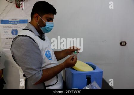 23 maggio 2021: Idlib, Siria. 23 maggio 2021. Il Team di vaccinazione della Siria somministrerà vaccini Covid-19 agli operatori sanitari e umanitari nell'Idlib, nella Siria nord-occidentale. La campagna di vaccinazione è iniziata nella Siria nordoccidentale nei due centri di Idlib e Azaz all’inizio di maggio. Ha seguito la consegna a nord-ovest del primo lotto di 53,800 dosi dei vaccini AstraZeneca dal Serum Institute of India attraverso il programma COVAX più tardi in aprile. Nelle prossime settimane e nei prossimi mesi ci si aspetta un numero maggiore di dosi di vaccino. Secondo l'OMS un totale di quasi 22,000 casi e oltre 650 dea Foto Stock