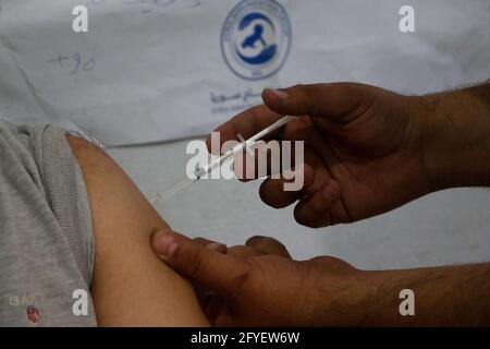 23 maggio 2021: Idlib, Siria. 23 maggio 2021. Il Team di vaccinazione della Siria somministrerà vaccini Covid-19 agli operatori sanitari e umanitari nell'Idlib, nella Siria nord-occidentale. La campagna di vaccinazione è iniziata nella Siria nordoccidentale nei due centri di Idlib e Azaz all’inizio di maggio. Ha seguito la consegna a nord-ovest del primo lotto di 53,800 dosi dei vaccini AstraZeneca dal Serum Institute of India attraverso il programma COVAX più tardi in aprile. Nelle prossime settimane e nei prossimi mesi ci si aspetta un numero maggiore di dosi di vaccino. Secondo l'OMS un totale di quasi 22,000 casi e oltre 650 dea Foto Stock