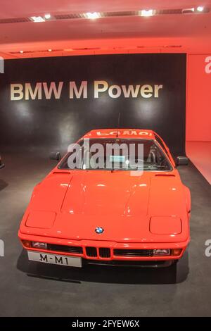Germania, Monaco di Baviera - 27 aprile 2011: BMW M1 coupé nella sala espositiva del Museo BMW Foto Stock