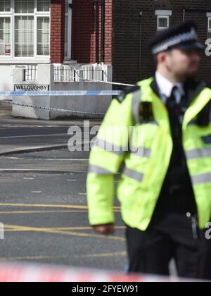 Turnpike Lane, Londra, Regno Unito. 28 maggio 2021. Scena criminale della polizia intorno a Turnpike Lane, un uomo nei suoi anni 20 è stato ucciso vicino Willoughby Road. Credit: Matthew Chpicle/Alamy Live News Foto Stock