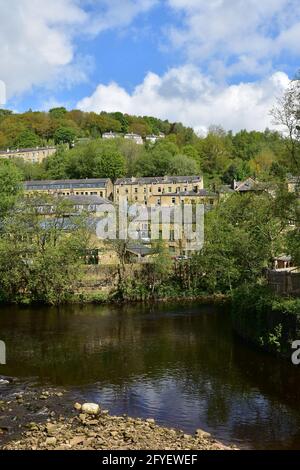 River Calder nel centro di Hebden Bridge, Calderdale, West Yorkshire Foto Stock