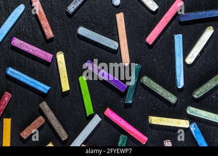 Carta da parati colorata con gessetti, motivo su sfondo nero di lavagna, concetto  di ritorno a scuola, posa piatta Foto stock - Alamy