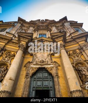 Facciata/ingresso a Chiese Santa Maria Maddalena a Roma Foto Stock