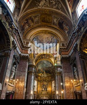 L'interno della chiesa tardo-barocca/rococò chiese di Santa maria Maddelena a Roma, Italia, tra cui l'altare e l'affresco absidale 'predicazione di Chris Foto Stock