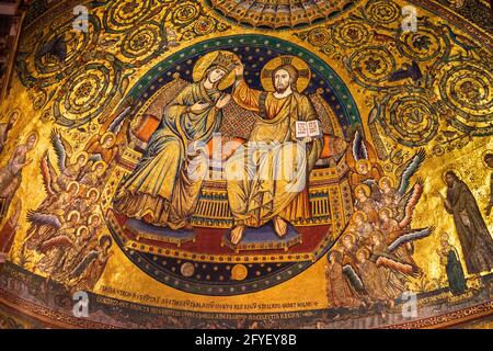 Mosaico dorato intarsiato dell'incoronazione di Maria nell'abside della Basilica di Santa Maria maggiore di Jeroco Torriti. Roma, Italia Foto Stock