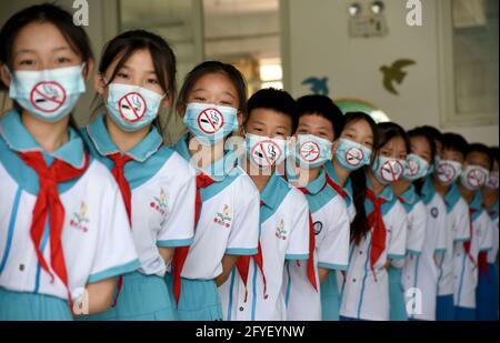 Hanan, Hanan, Cina. 28 maggio 2021. Lo scorso 28 maggio, la scuola elementare di Chunguang nel distretto di Congtai, a Handan City, nella provincia di Hebei, ha lanciato l'attività tematica "essere una giovane guardia contro la cessazione del fumo", invitando le persone a stare lontano dal tabacco e promuovere uno stile di vita sano attraverso maschere per cartelli non fumatori, giornali scritti a mano non fumatori, E non fumatori performance art., per creare un ambiente di crescita senza fumo per i bambini ad accogliere l'arrivo della ''Giornata Mondiale del tabacco''' il 31 maggio. Credit: SIPA Asia/ZUMA Wire/Alamy Live News Foto Stock