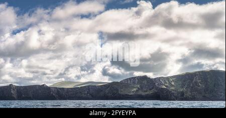 Panorama con bella, costa irlandese ruvida, scogliere di Kerry, visto dalla barca sull'Oceano Atlantico, Portmagee, Penisola di Iveragh, Ring of Kerry, Irlanda Foto Stock