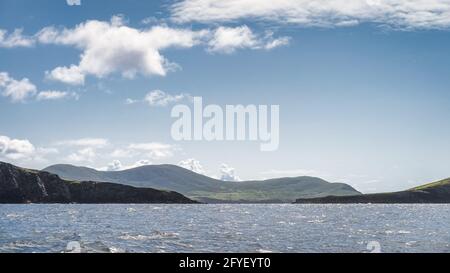 Cancello naturale per accedere al villaggio di Portmagee tra Bray Head e le scogliere di Kerry viste dalla barca sulla penisola di Iveragh Oceano Atlantico, Ring of Kerry, Irlanda Foto Stock