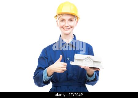Orizzontale medio ritratto di moderno bello caucasico costruzione ingegnere indossando modello di tenuta uniforme blu casa, sfondo bianco Foto Stock