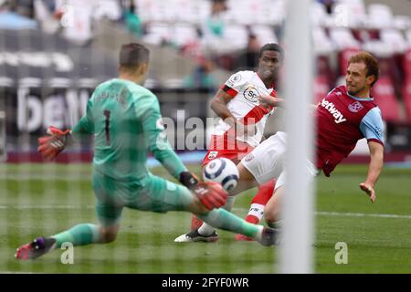 Nathan Tella di Southampton segna un gol prima di essere dispermesso - West Ham United v Southampton, Premier League, London Stadium, London, UK - 23 maggio 2021 solo per uso editoriale - si applicano le restrizioni DataCo Foto Stock