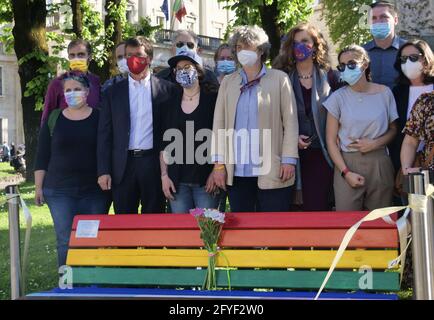 Maggio 17 giornata internazionale contro l'omofobia, sindaco di Bergamo Giorgio Gori inaugura la prima panchina dell'arcobaleno Foto Stock