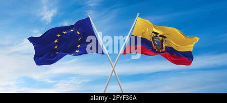 Bandiere dell'Unione europea e dell'Ecuador che sventolano nel vento su pali di bandiera contro il cielo con le nuvole nella giornata di sole. Simbolizzazione della relazione, dialogo tra tw Foto Stock