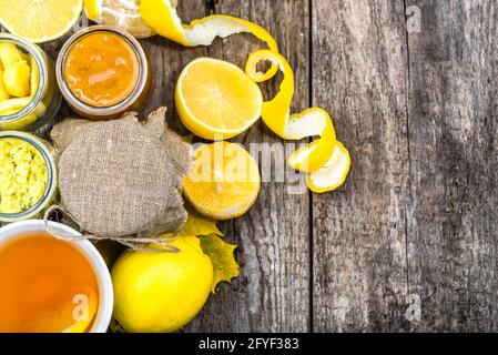 Tazza di tè, vista dall'alto su sfondo in legno. Tè caldo con zenzero caldo, miele e limone per una fredda serata invernale. Foto Stock
