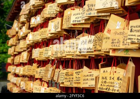 Kawagoe, Saitama, Giappone - 5 giugno 2011: Carta dei desideri del Giappone a Kawagoe, Saitama City, Giappone, carta o disegno di arte di legno per pregare di amore e di buon relat Foto Stock