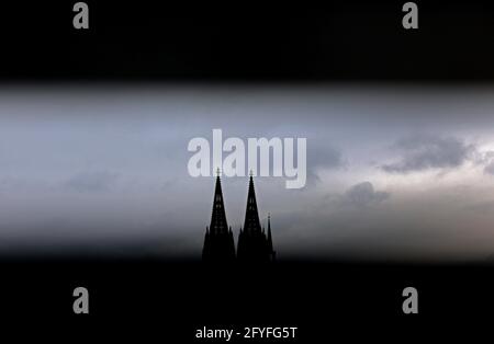 Colonia, Germania. 4 gennaio 2021. Le cime delle torri della cattedrale possono essere viste attraverso una ringhiera. Papa Francesco ha ordinato una revisione dell Arcidiocesi di Colonia del Cardinale Woelki. Sta inviando una cosiddetta visita apostolica alla più grande diocesi tedesca, che da mesi è in grave crisi. L'annuncio è stato fatto venerdì dall'Arcidiocesi di Colonia. Credit: Liver Berg/dpa/Alamy Live News Foto Stock