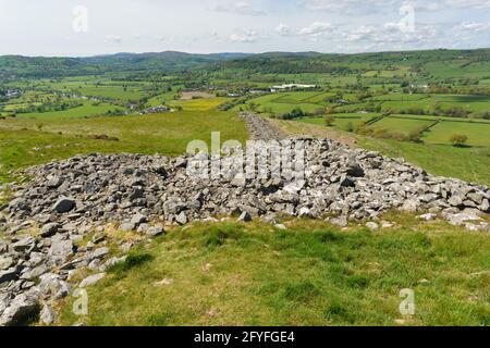 Caer Drewyn un forte di collina di età del ferro con pietra asciutta Bastioni a nord di Corwen Galles del Nord datato a. 500 A.C. Foto Stock
