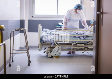 Infermiere con un paziente nel reparto di ricovero di Covid, Limoges CHU, Francia. Foto Stock