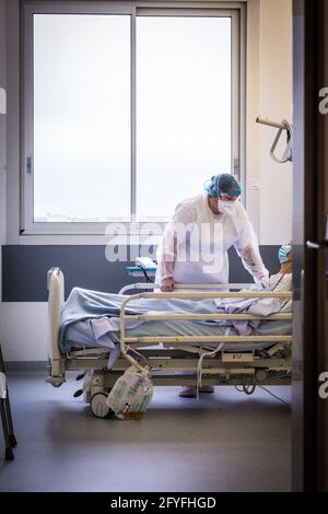 Infermiere con un paziente nel reparto di ricovero di Covid, Limoges CHU, Francia. Foto Stock
