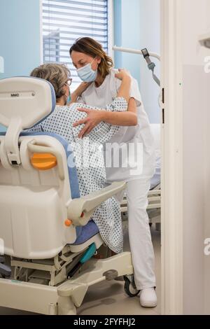 Infermiere con un paziente ricoverato. Ospedale Limoges, Francia. Foto Stock