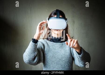 Ragazza adolescente che utilizza la cuffia per Oculus di realtà virtuale. Foto Stock