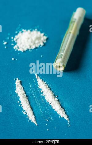 La nota bancaria arrotolata è usata per snort una linea di cocaina. Foto Stock