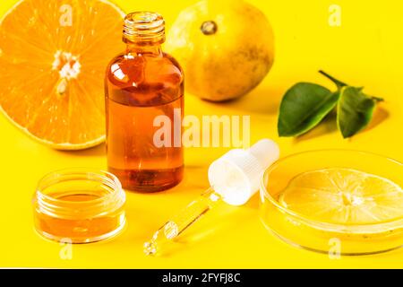 Illustrazione sull'uso della vitamina C nella fabbricazione dei cosmetici. Foto Stock