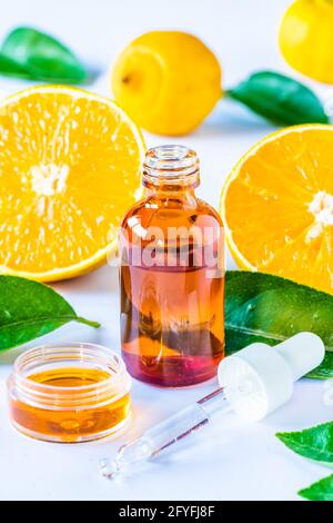 Illustrazione sull'uso della vitamina C nella fabbricazione dei cosmetici. Foto Stock